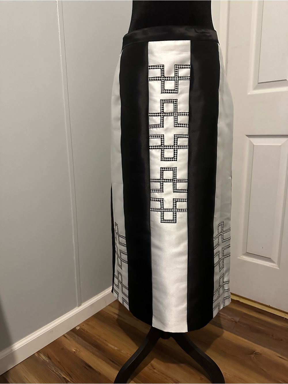 Donna Vinci Black and Whiteâ Geometric Panel Maxi Skirt